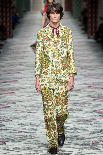 Look 48